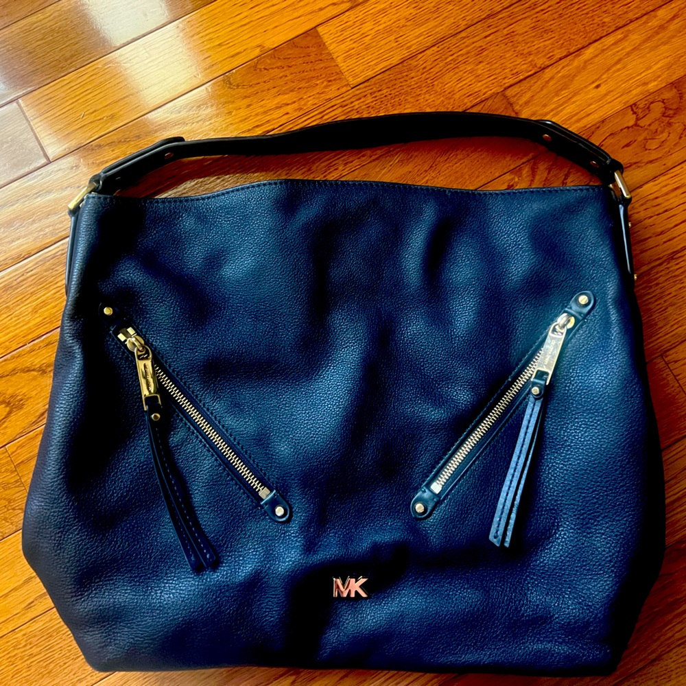 Navy blue Michael Kohrs bag. Good condition